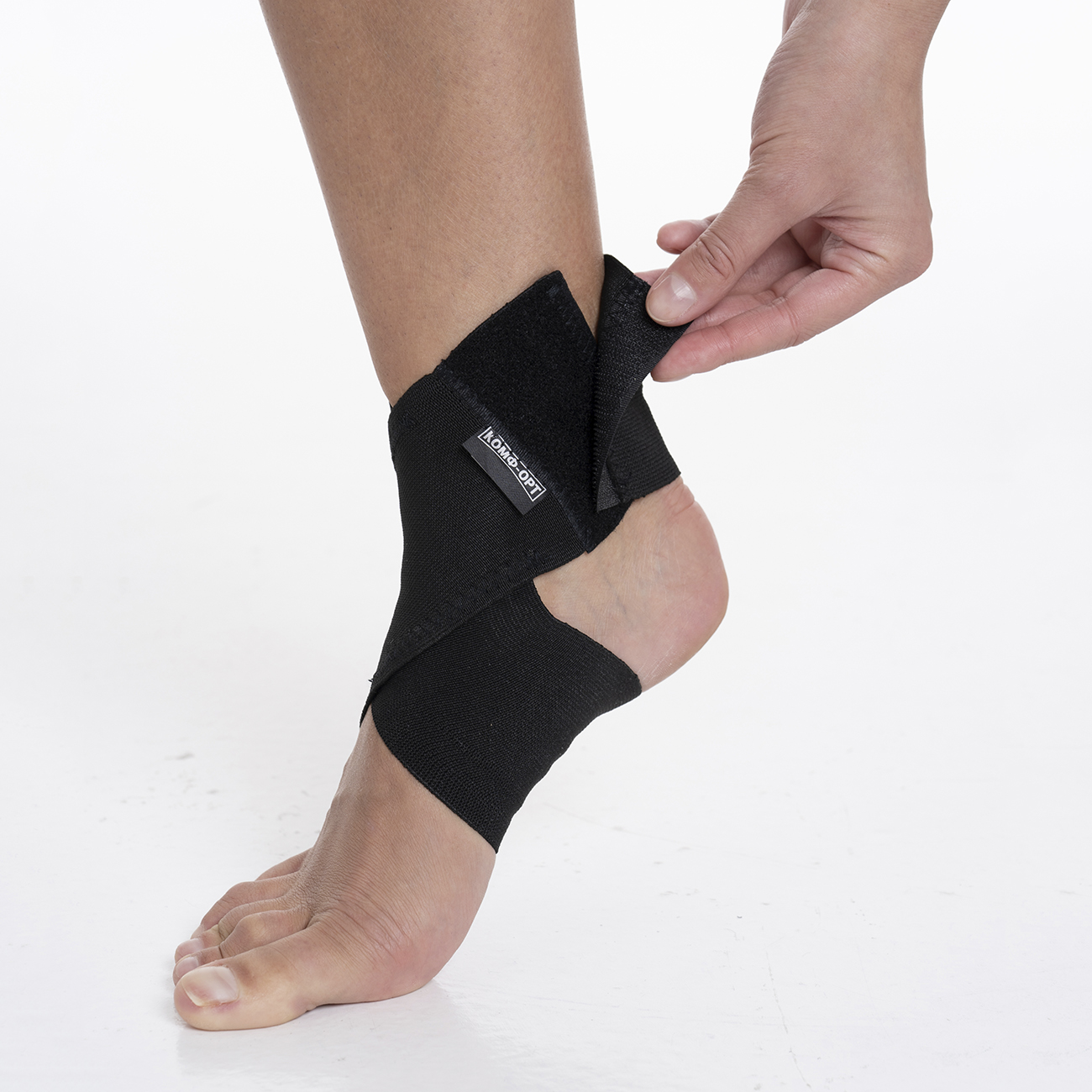 Фиксатор голеностопа эластичный, черный КОМФ-ОРТ К-905 фото 1