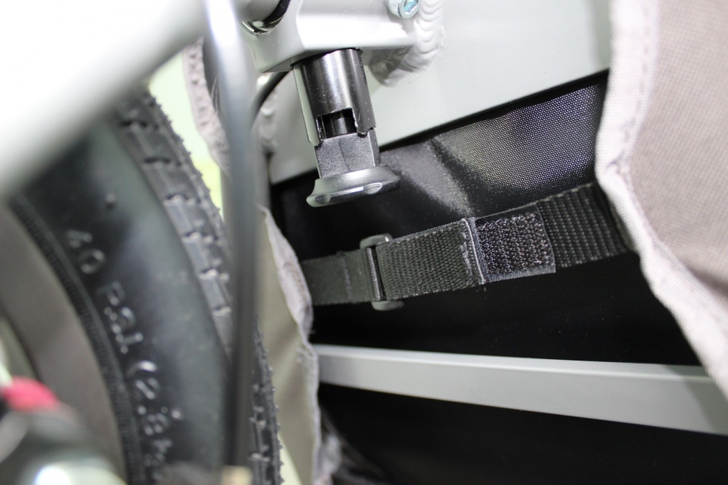 как зафиксировать поворотное колесо коляски Special Tomato Jogger (1)111.jpg